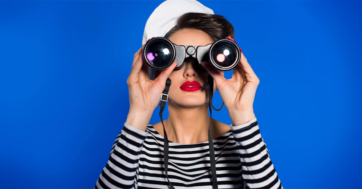 Eine Frau schaut durch ein Fernglas